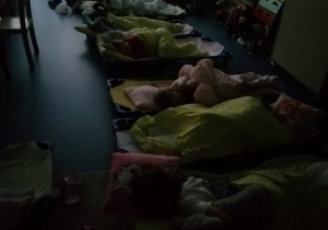 dzieci śpią w przedszkolu